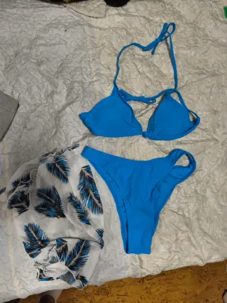 Bikini azul con pareo estampado