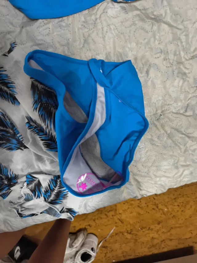 Bikini blu con pareo stampato