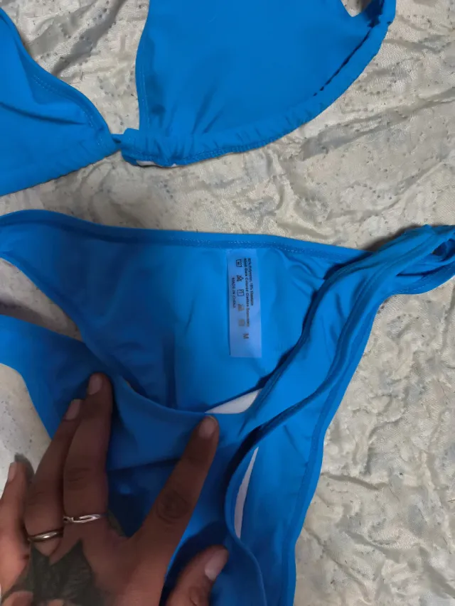 Bikini blu con pareo stampato