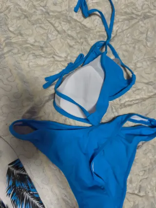 Bikini azul con pareo estampado