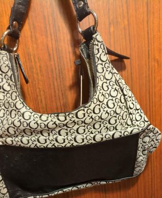 Bolso de asa corta marca Guess nuevo con etiqueta