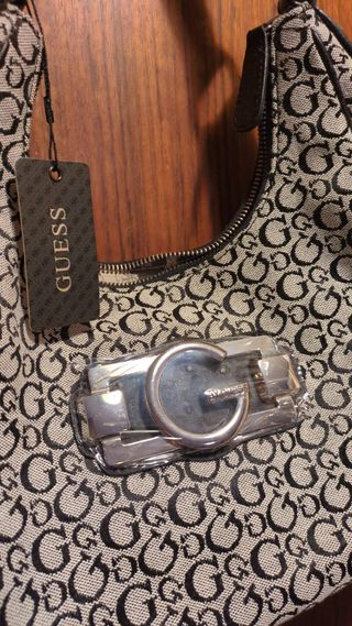 Bolso de asa corta marca Guess nuevo con etiqueta