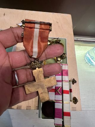 Lote de condecoraciones y pasadores