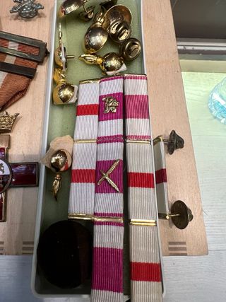 Lote de condecoraciones y pasadores