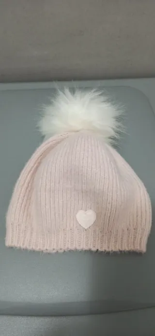 Cappello bimba con pompon bianco e cuore