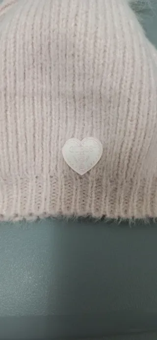 Cappello bimba con pompon bianco e cuore