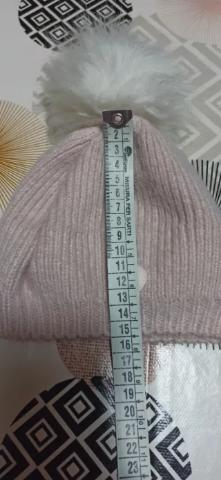 Cappello bimba con pompon bianco e cuore