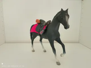 Caballo Madelman con accesorios