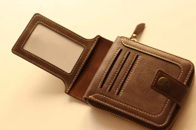 Cartera de botón marrón.