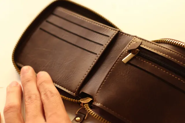 Cartera de botón marrón.