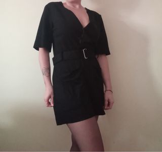 Mono negro con cinturón