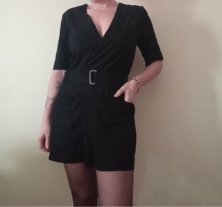 Mono negro con cinturón