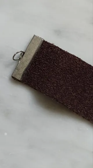 Choker pelle vintage marrone con dettagli oro