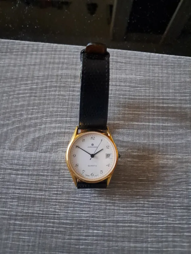 Reloj de pulsera dorado con correa negra