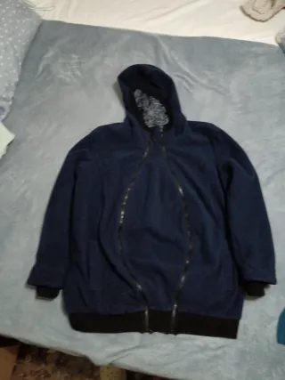 Abrigo premamá y bebé azul