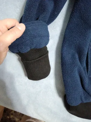 Abrigo premamá y bebé azul