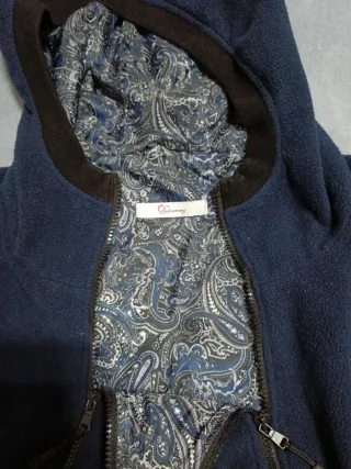 Abrigo premamá y bebé azul