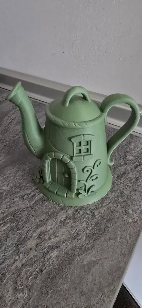 Annaffiatoio verde casa delle fate