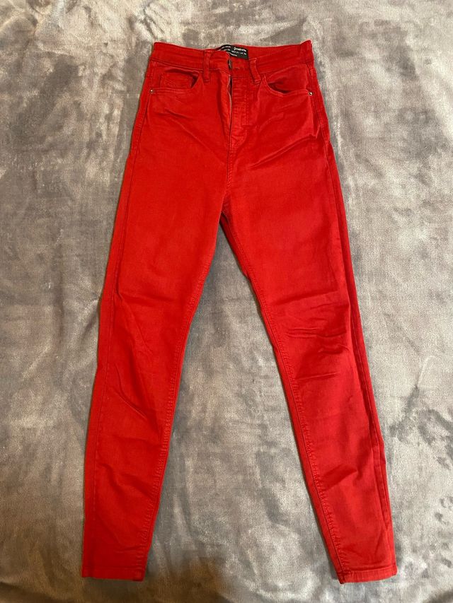 Vaqueros Stradivarius Rojos