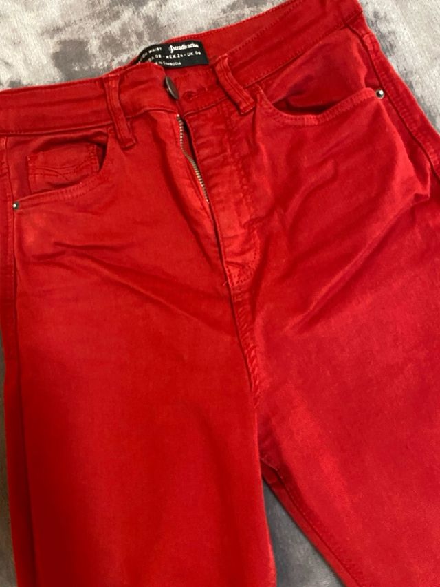 Vaqueros Stradivarius Rojos
