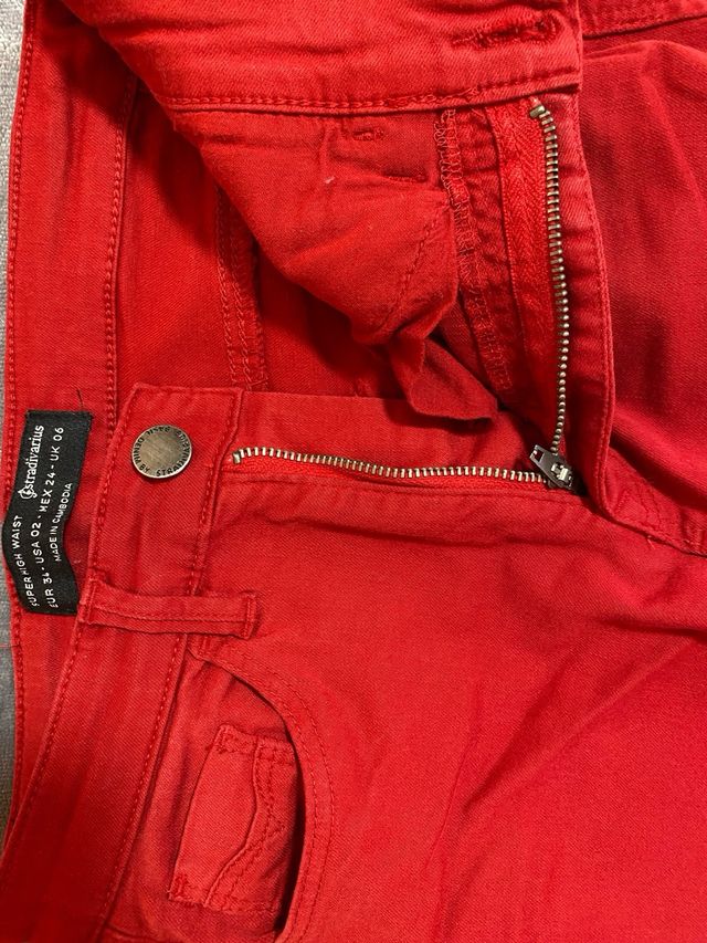 Vaqueros Stradivarius Rojos