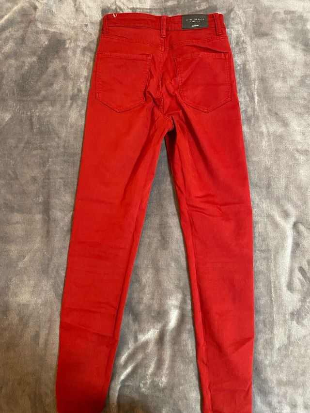 Vaqueros Stradivarius Rojos