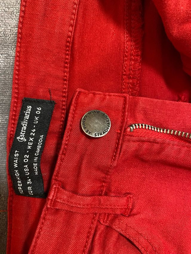 Vaqueros Stradivarius Rojos