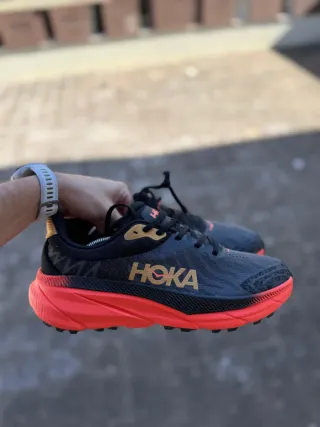 Zapatillas Hoka Negras y Rojas con tacos