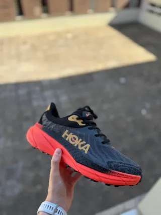 Zapatillas Hoka Negras y Rojas con tacos