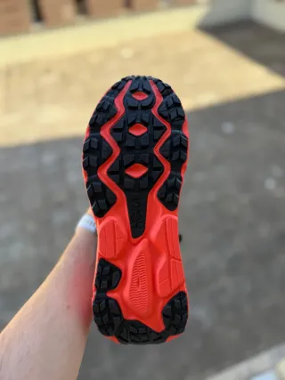 Zapatillas Hoka Negras y Rojas con tacos