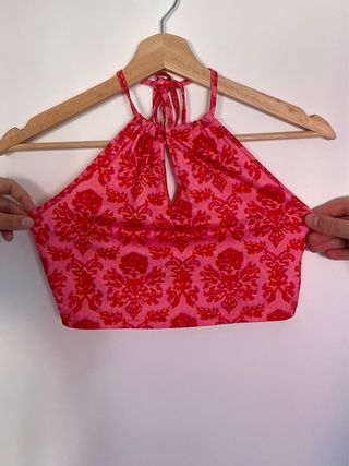 Top halter estampado en tonos rosas