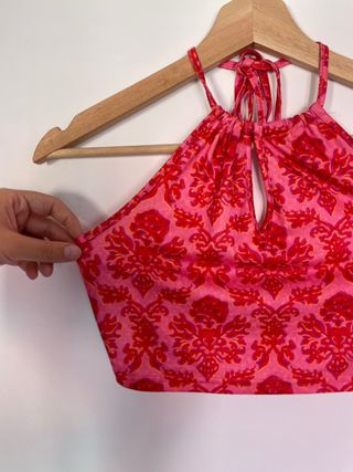 Top halter estampado en tonos rosas