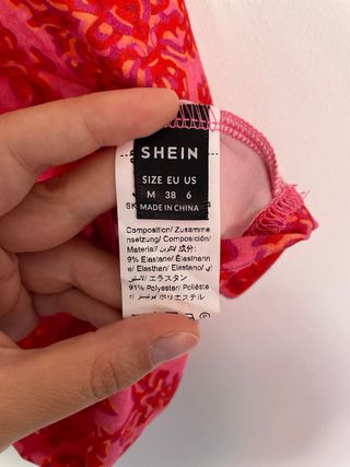 Top halter estampado en tonos rosas