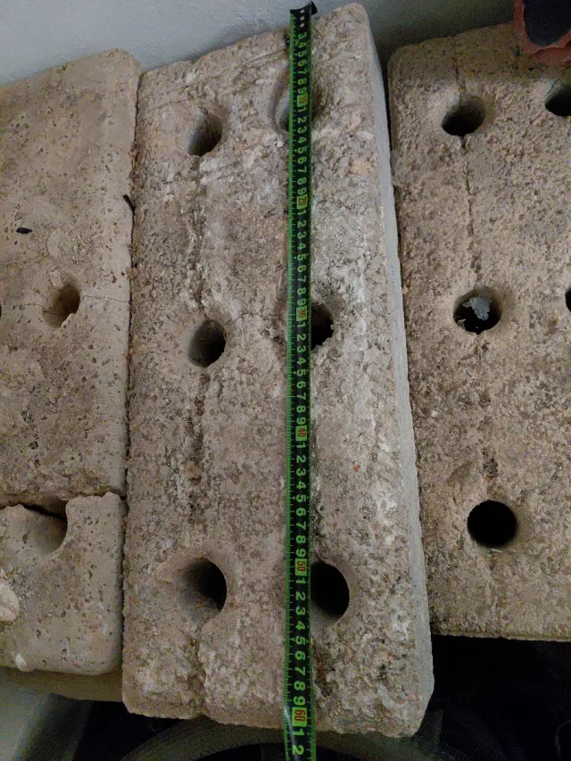 Pie de hormigón sujeta vallas