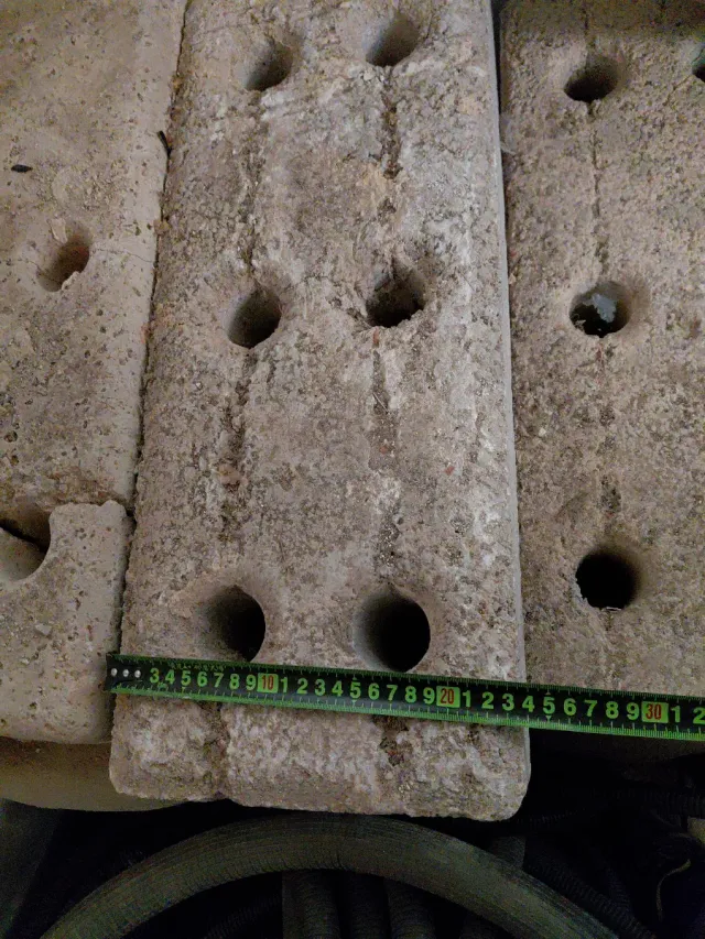 Pie de hormigón sujeta vallas