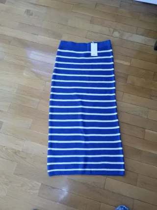 Falda midi azul y blanca