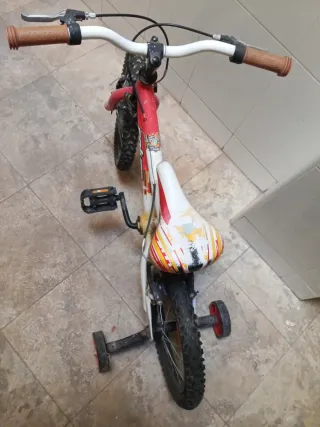 Bicicleta infantil roja y blanca Coluer