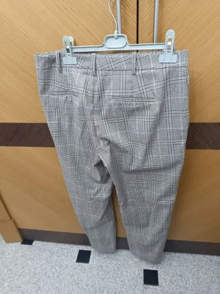 Pantalones de cuadros grises y blancos