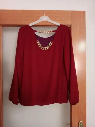 Blusa fiesta con cadena dorada
