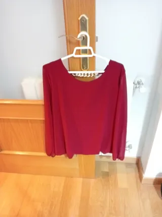 Blusa fiesta con cadena dorada