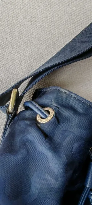 Bolso azul estampado tipo saco