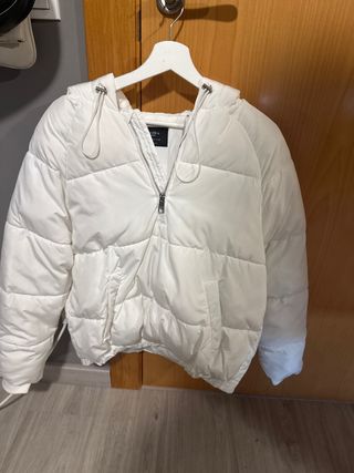 Cazadora acolchada Bershka blanca