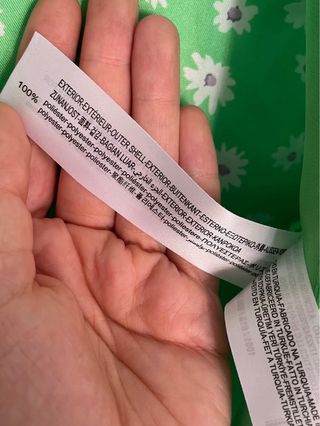 Top verde floral con lazada en el escote