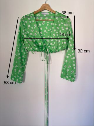 Top verde floral con lazada en el escote