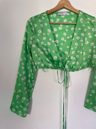 Top verde floral con lazada en el escote
