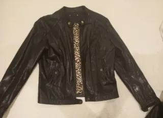 Chaqueta cuero mujer negra animal print