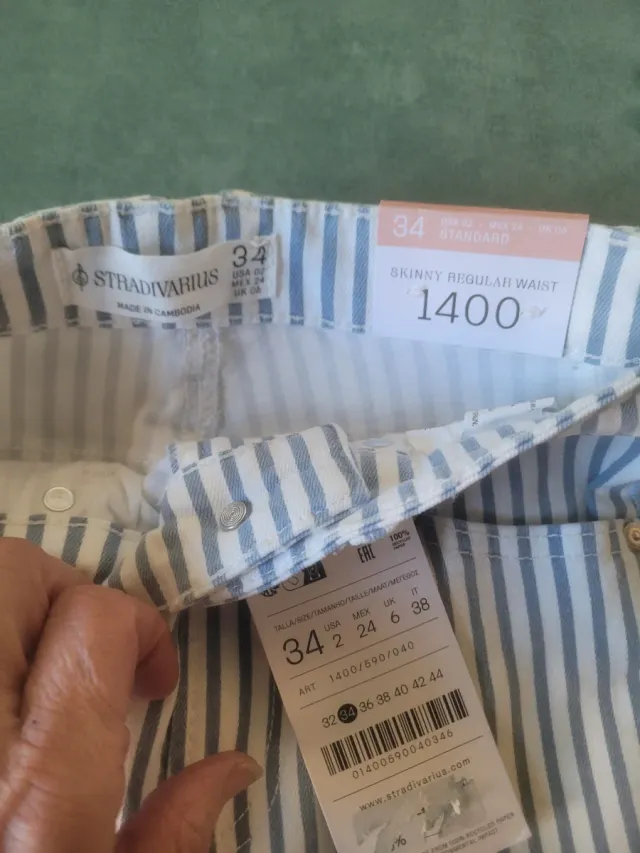 Pantalones vaqueros de rayas y camisa vaquera