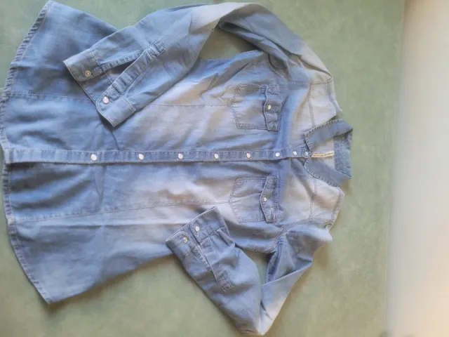 Pantalones vaqueros de rayas y camisa vaquera