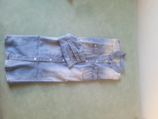 Pantalones vaqueros de rayas y camisa vaquera