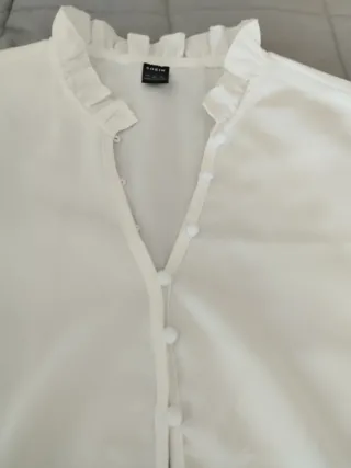 Blusa beige con encaje